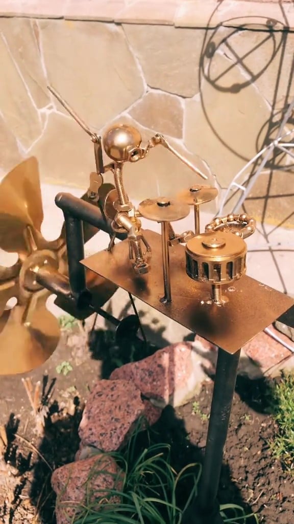 🥁 Ręcznie wykonany metalowy wiatrowskaz z motywem rockowym – dekoracja dla fanów muzyki