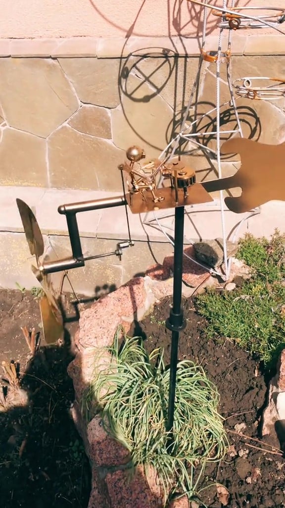 🥁 Ręcznie wykonany metalowy wiatrowskaz z motywem rockowym – dekoracja dla fanów muzyki