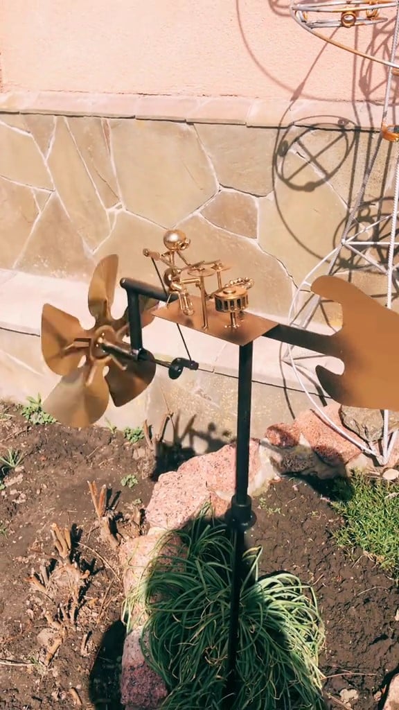 🥁 Ręcznie wykonany metalowy wiatrowskaz z motywem rockowym – dekoracja dla fanów muzyki