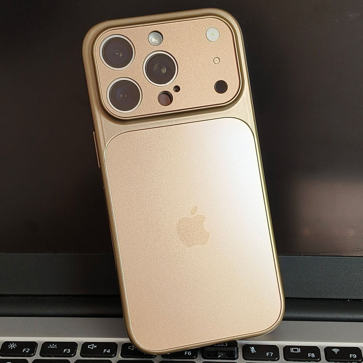 Metaliczne etui MagSafe do iPhone’a