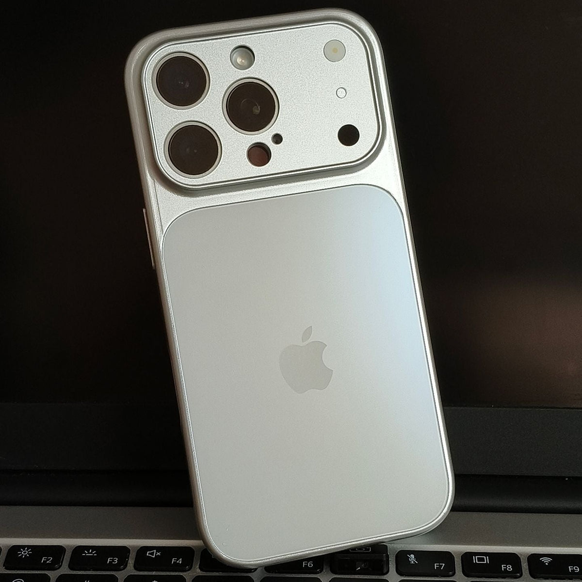 Metaliczne etui MagSafe do iPhone’a