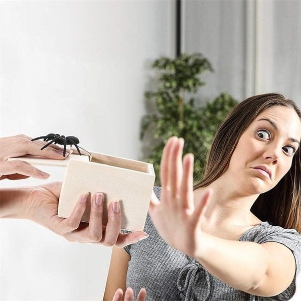 Pudełko z wyskakującym pająkiem (Imprezy i pranki)