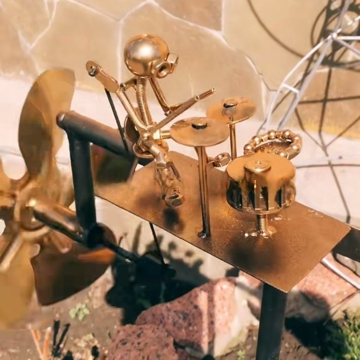 🥁 Ręcznie wykonany metalowy wiatrowskaz z motywem rockowym – dekoracja dla fanów muzyki
