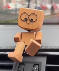 Urocza drewniana huśtawka z 12 magnetycznymi minami
