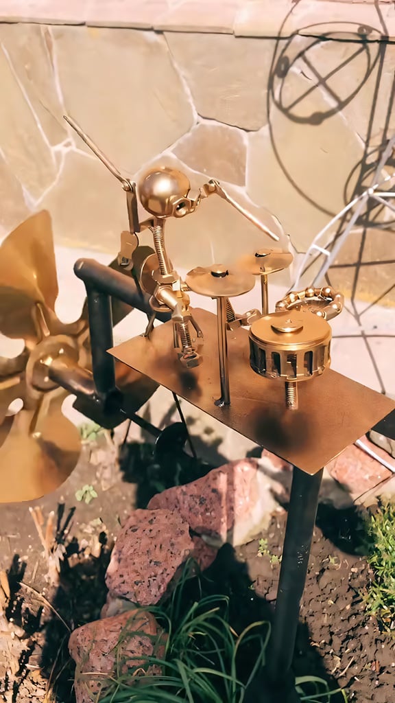 🥁 Ręcznie wykonany metalowy wiatrowskaz z motywem rockowym – dekoracja dla fanów muzyki